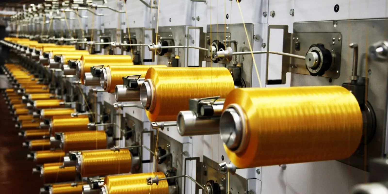 Industrijski stroj s namotima u proizvodnom pogonu