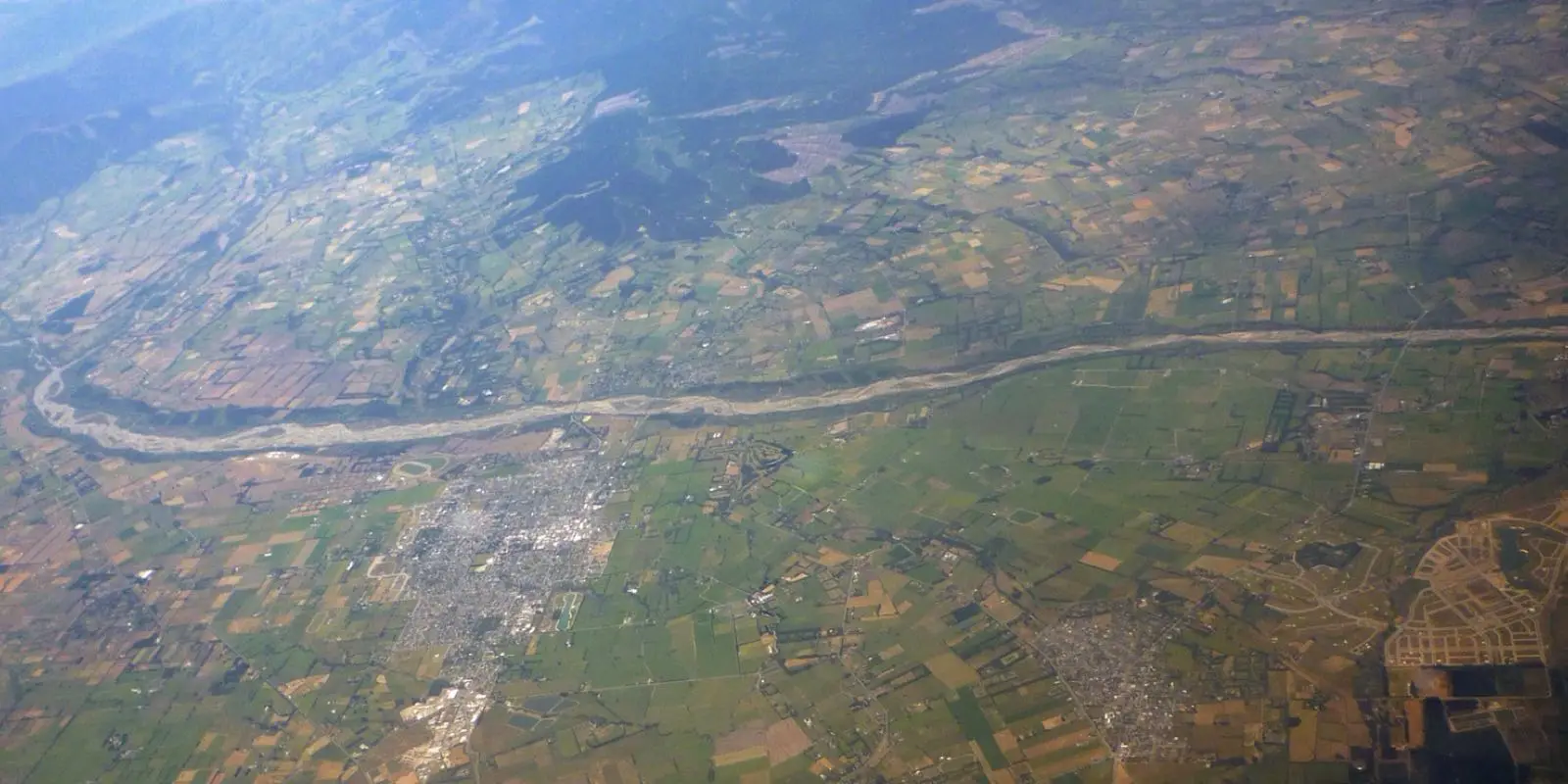 Zračni pogled na doline, naselja i obradive površine