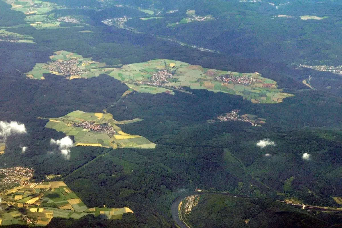 Zračni pogled na obradive parcele, naselja i prometnice u dolini